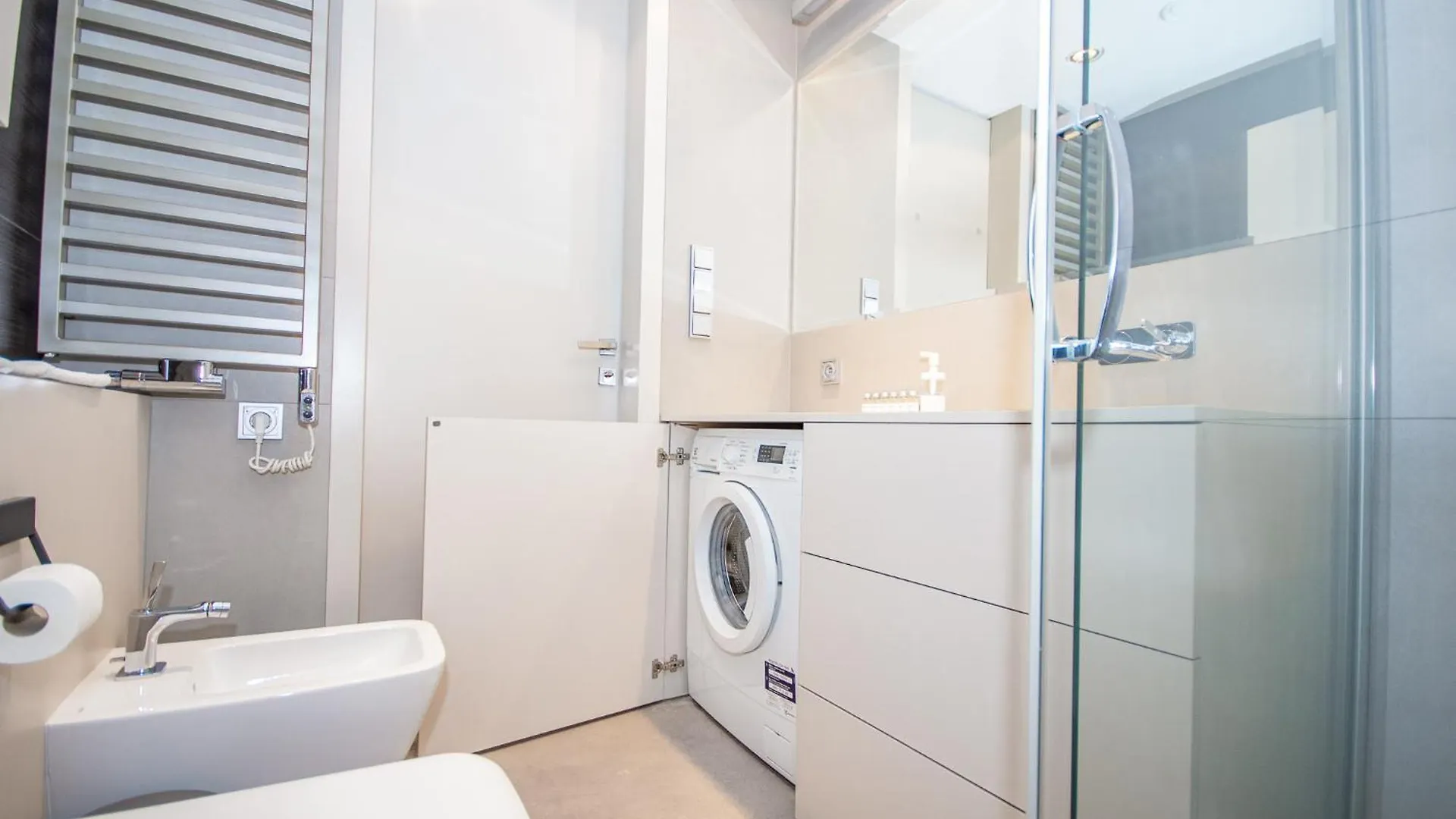 Family Apartment With 2 Bedrooms, Huge Balcony, Free Parking, 10 Minutes Walk To Main Square And Kazimierz District Krakau Polen