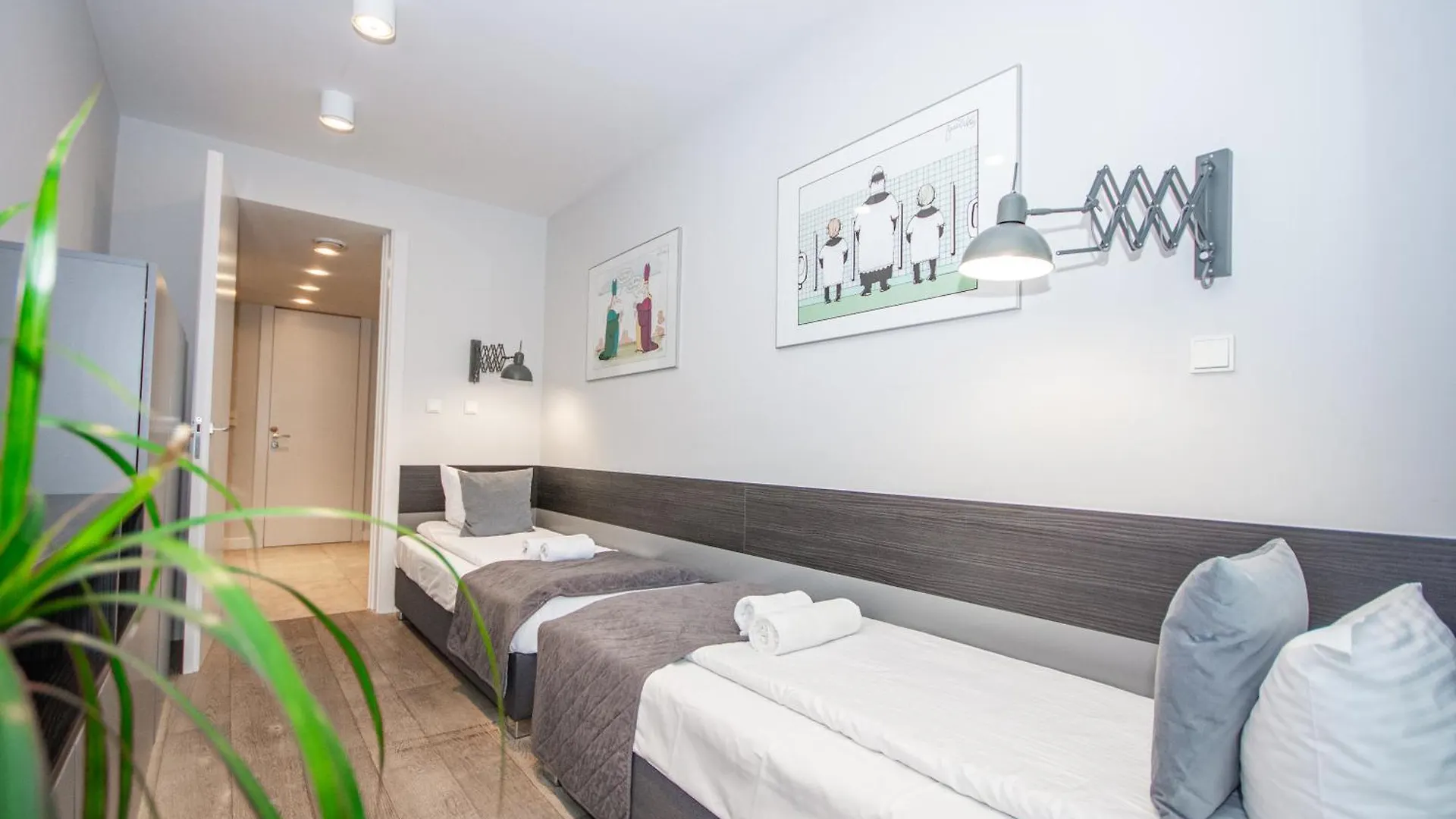 Family Apartment With 2 Bedrooms, Huge Balcony, Free Parking, 10 Minutes Walk To Main Square And Kazimierz District Krakau