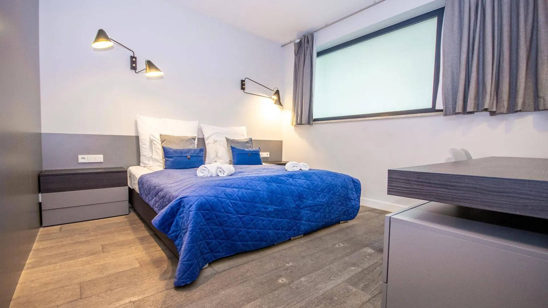 Family Apartment With 2 Bedrooms, Huge Balcony, Free Parking, 10 Minutes Walk To Main Square And Kazimierz District Krakau