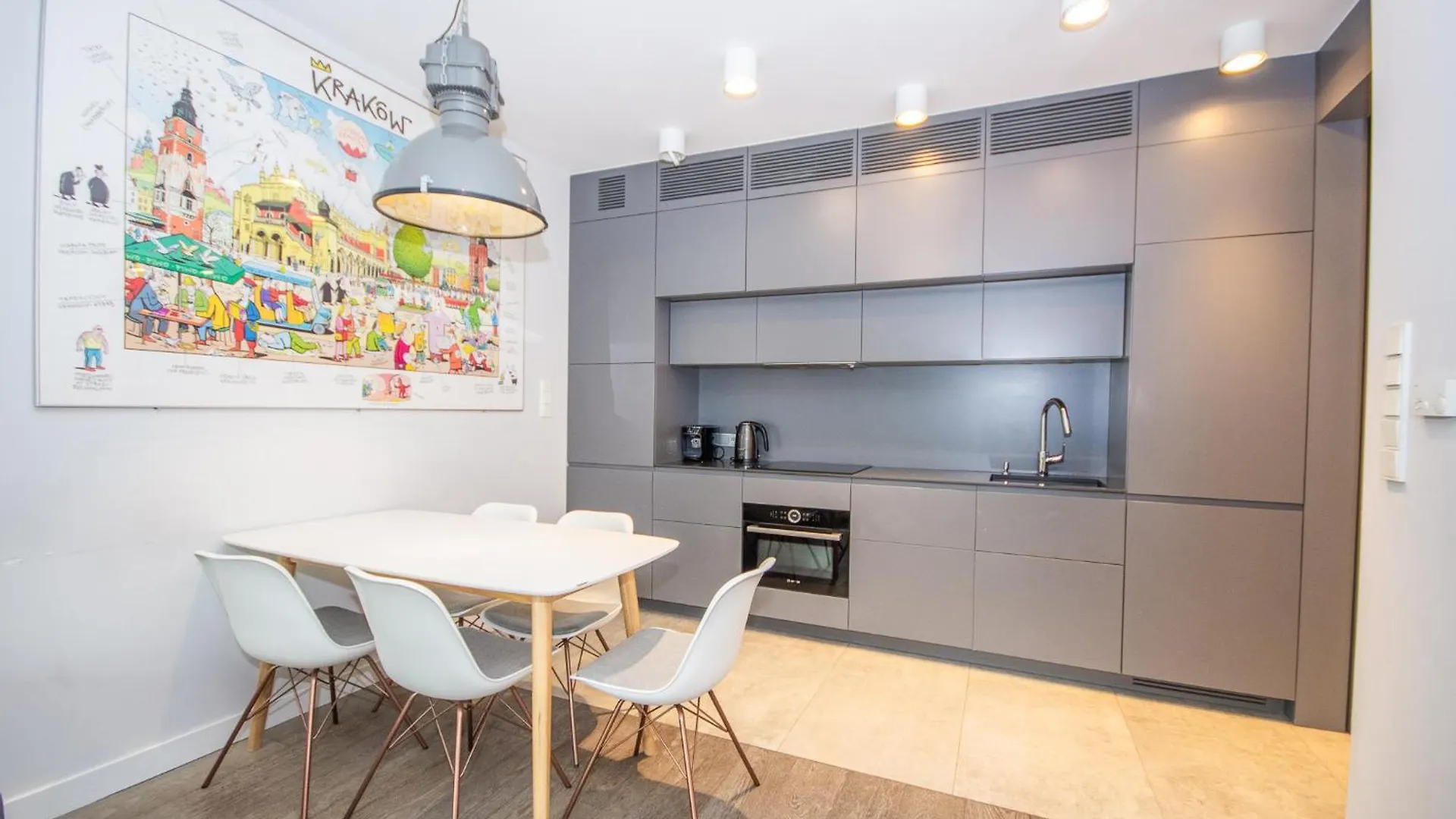 Family Apartment With 2 Bedrooms, Huge Balcony, Free Parking, 10 Minutes Walk To Main Square And Kazimierz District Krakau Polen