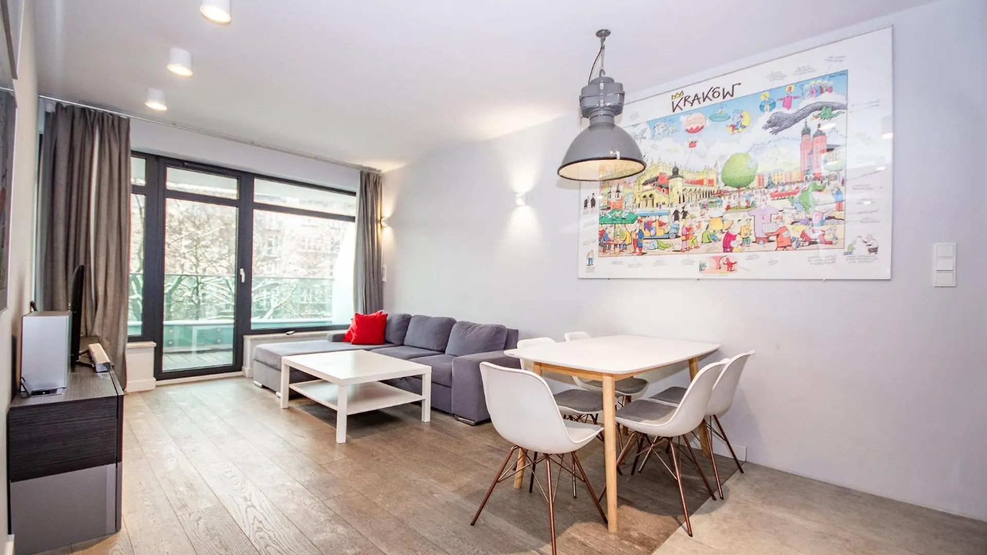Family Apartment With 2 Bedrooms, Huge Balcony, Free Parking, 10 Minutes Walk To Main Square And Kazimierz District Krakau