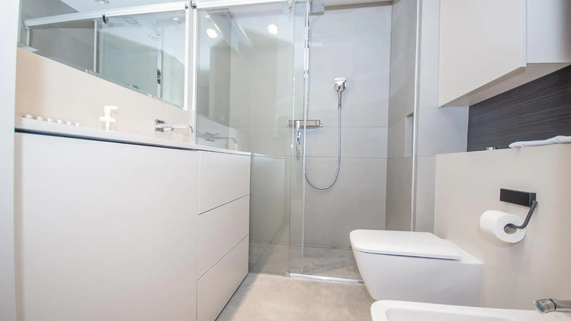Family Apartment With 2 Bedrooms, Huge Balcony, Free Parking, 10 Minutes Walk To Main Square And Kazimierz District Krakau Polen